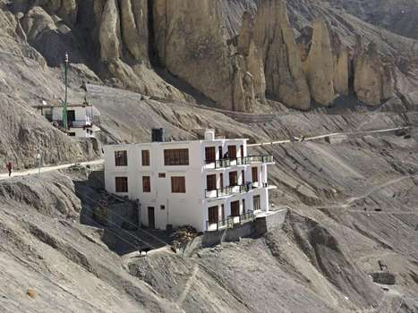 www.hoteldhankarheights.com