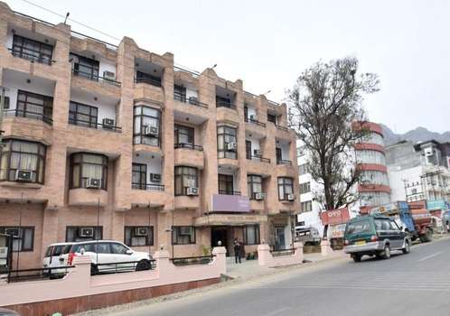 www.hotelamrkatra.com