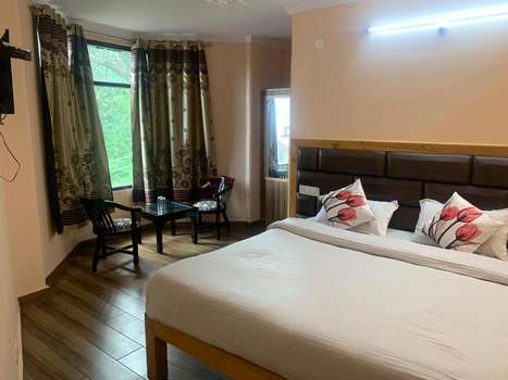 www.hotelaarikahomestay.com