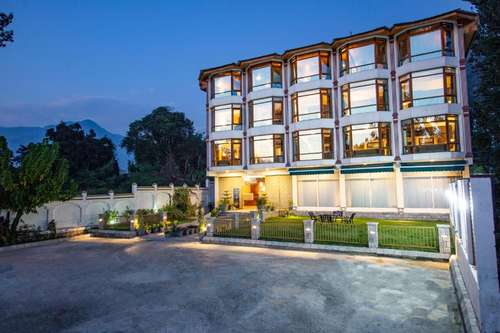 www.hotelgrandmahal.com