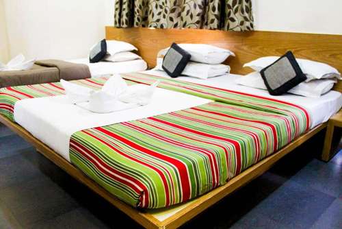 www.hotelshradhasaburishirdi.com