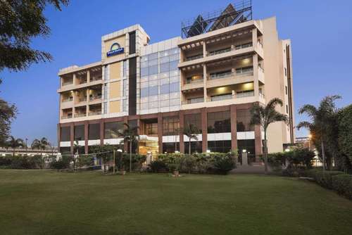 www.dayshotelneemrana.com
