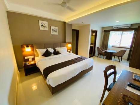www.hotelhillheights.com