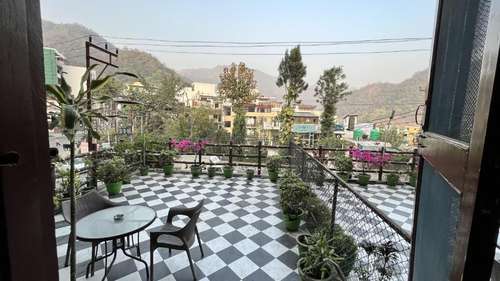 www.greenhillsrishikesh.com
