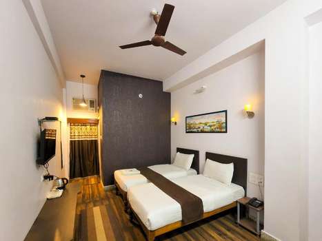 www.hotelshivanipalace.com