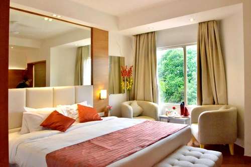 www.hotellandmarkgwalior.com