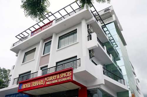 www.hoteltrihari.com