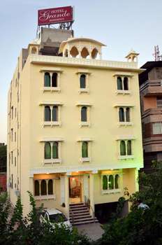 www.hotelgranderesidency.com