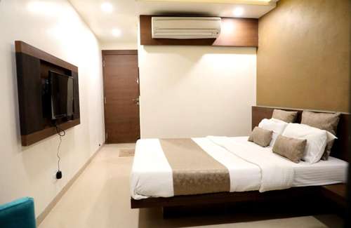 www.adarshpalacehotel.com