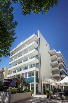 www.hotelcristallorimini.com