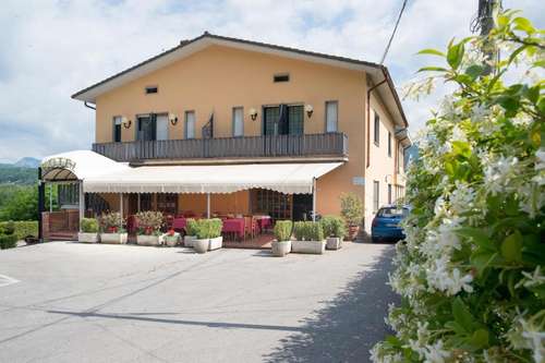 www.hotelristorantetrecastelli.com