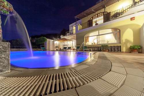 www.hotelaperegina.it