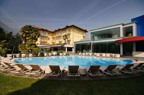 www.hotelvillanicolli.com