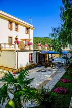 www.hotelalritrovo.com