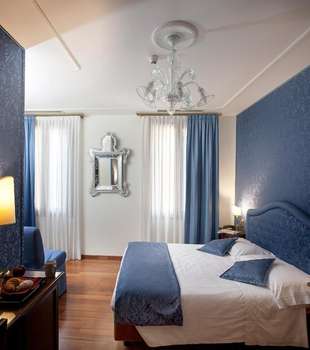 www.venicehotelcadoro.com