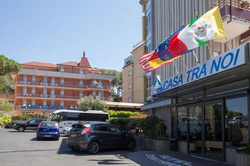 www.hotelcasatranoiroma.com
