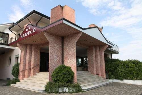 www.hotelgrappolodoro.com