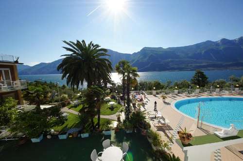 www.hotelrivieralimone.com