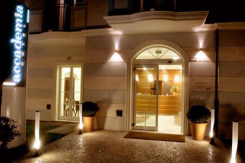 www.hotelaccademiarimini.com