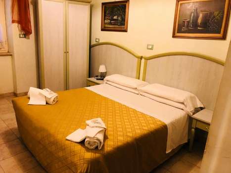 www.hotelcasarola.com