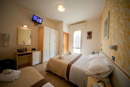 www.hotelpetrarcarimini.it