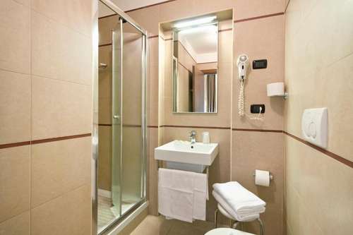 www.hotelmarcopoloroma.com