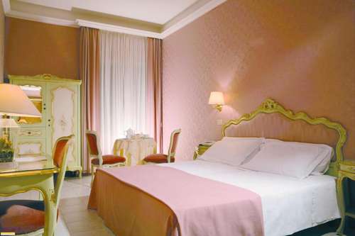 www.hotelromulus.com