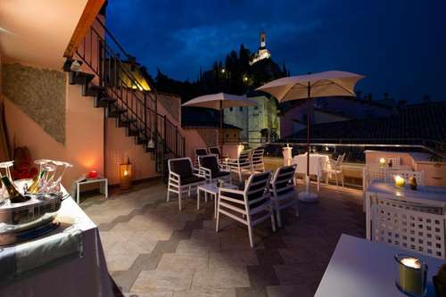 www.albergo-larocca.it