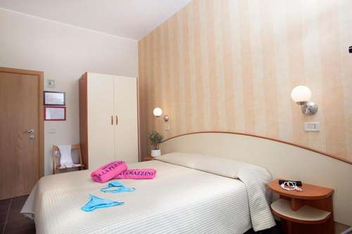 www.hotelvillaperazzini.it