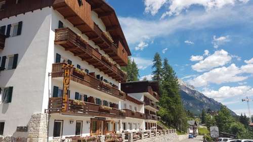 www.hoteldesalpescortina.it