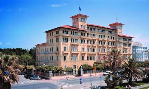 www.hotelroyalviareggio.it