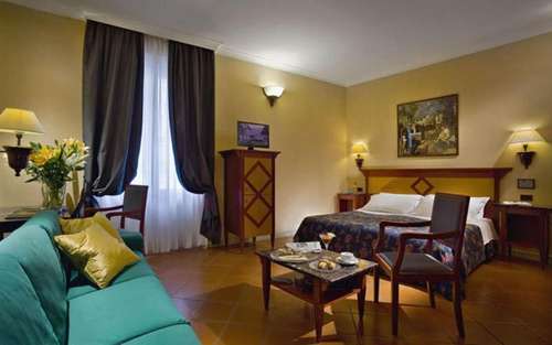 www.hotelcoronaditalia.com