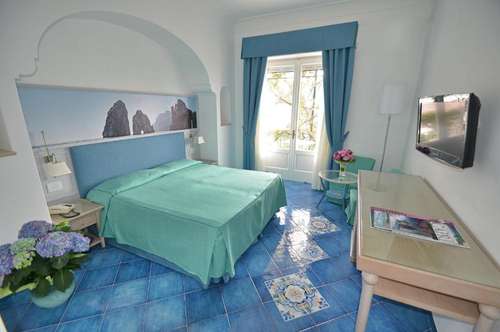 www.gattobianco-capri.com