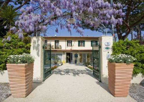 www.hotellapacefortedeimarmi.it