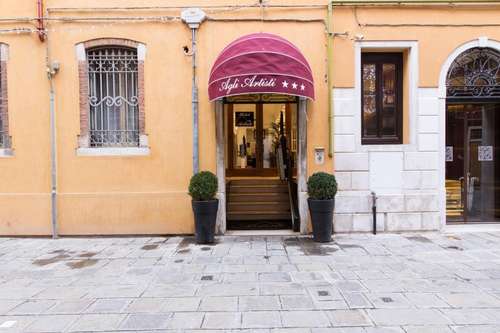 www.hotelagliartisti.com