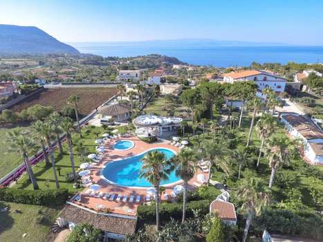 www.hotelcostazzurra.com