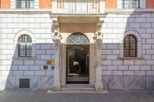 www.albergopietrasanta.com