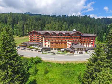 www.hotelcarlomagno.com