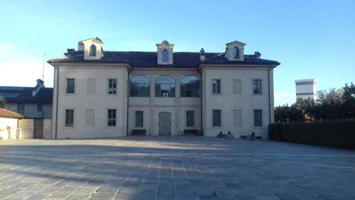 www.cascinamarchesaresort.com