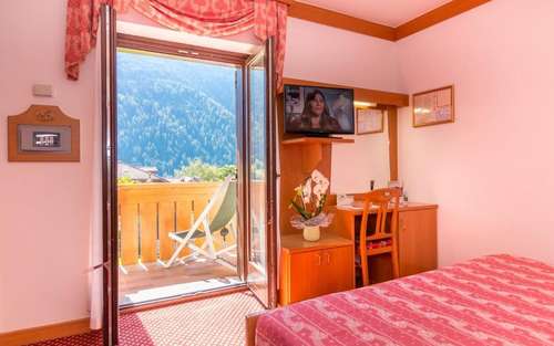 www.hotelbellavistapinzolo.it