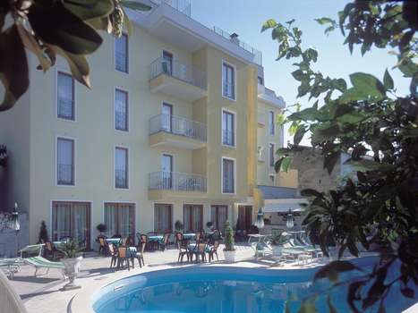 www.hotelalbatrossorrento.com