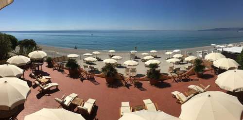 www.hotelmiramarevarigotti.it