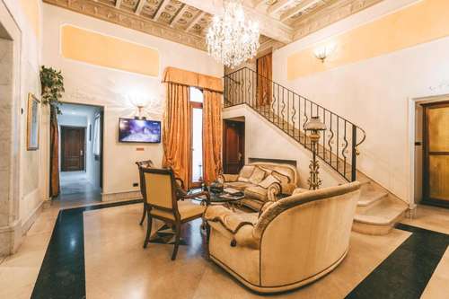 www.domusflorentiahotel.com