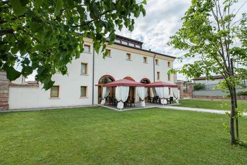 www.hotelcortemarchesini.it
