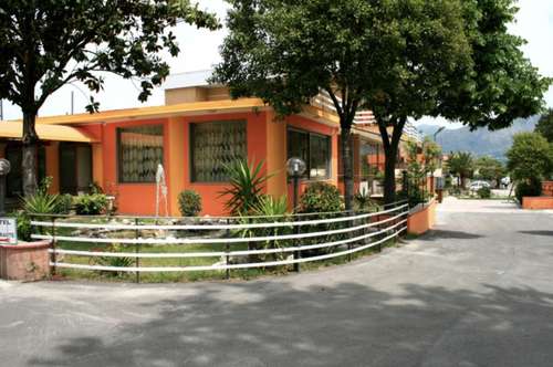 www.hotelristoranteipini.com