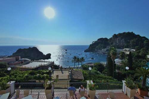 www.hotelbaiaazzurra.it