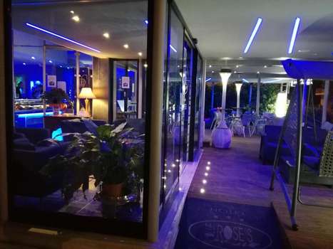 www.hotelblueroses.com.es