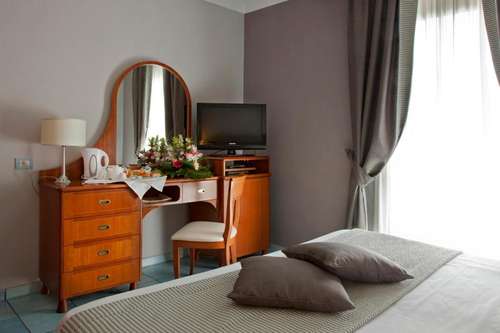 www.villaluisaresort.it