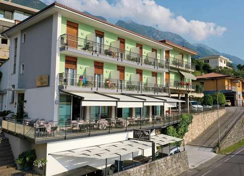 www.villaederamalcesine.com