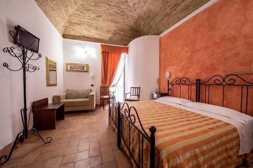 www.assisihotelsole.com